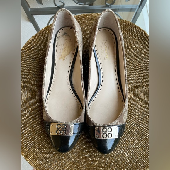 Coach Khaki Sig CC Pattern Close
Toe Wedge Dress Shoes w/Gold CC
Hardware - Picture 4 of 12